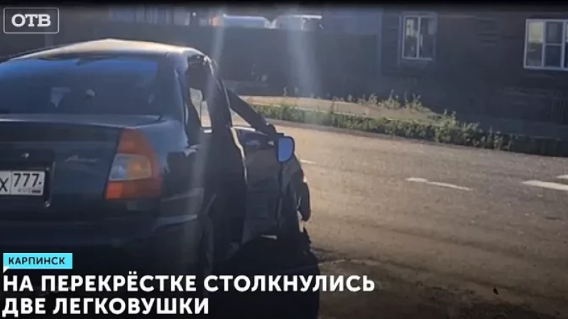 На перекрёстке столкнулись две легковушки