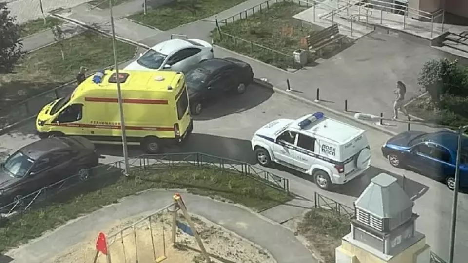 В Екатеринбурге ребёнок выпал с седьмого этажа, но выжил