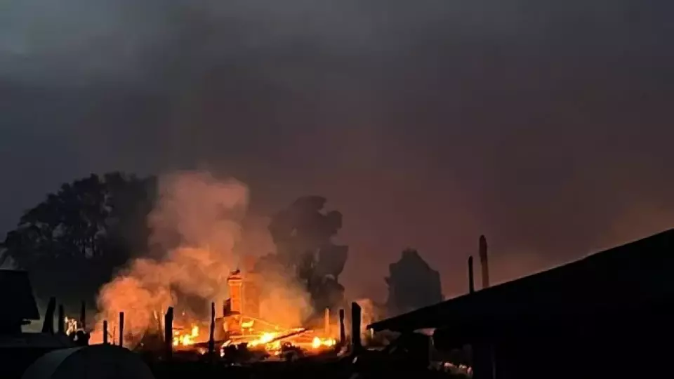 В Шайдурихе продолжают тушить огонь