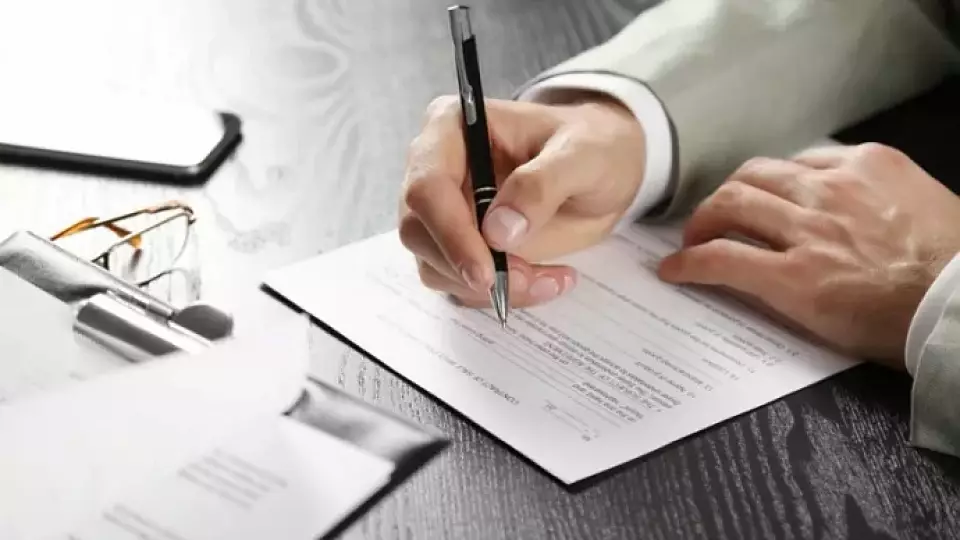 Нотариусов обяжут уведомлять россиян о долгах наследодателя