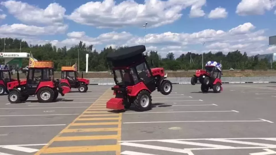 Около торгового центра МЕГА Екатеринбург танцуют тракторы