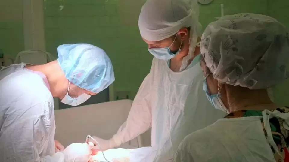 Редкую злокачественную опухоль весом 3,5 кг удалили у пациентки свердловские хирурги