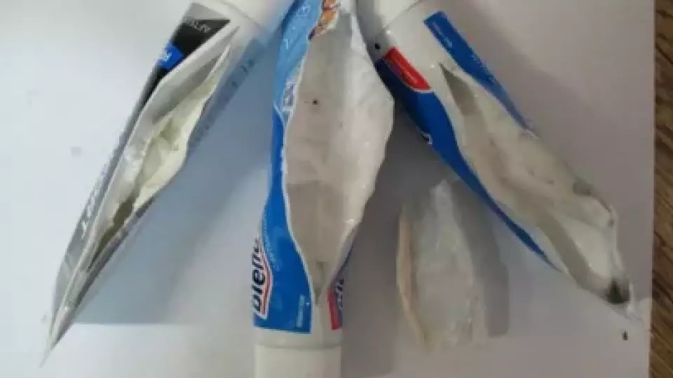 Безработный попытался передать в колонию наркотики, спрятанные в зубной пасте