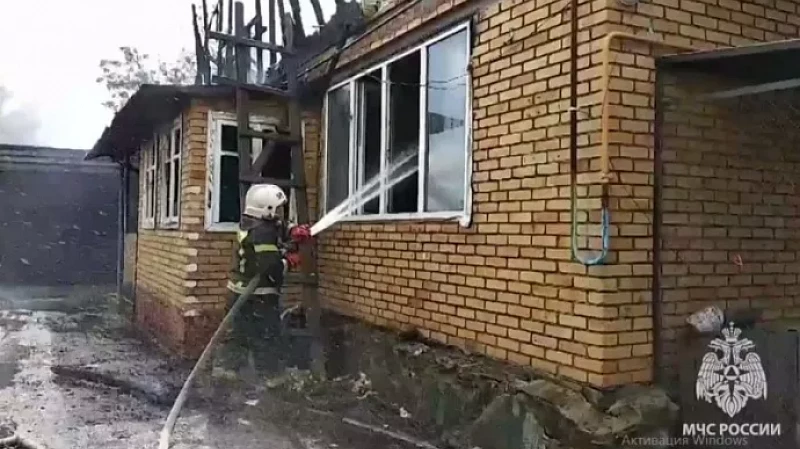 Крыша дома сгорела из-за детской игры с зажигалкой