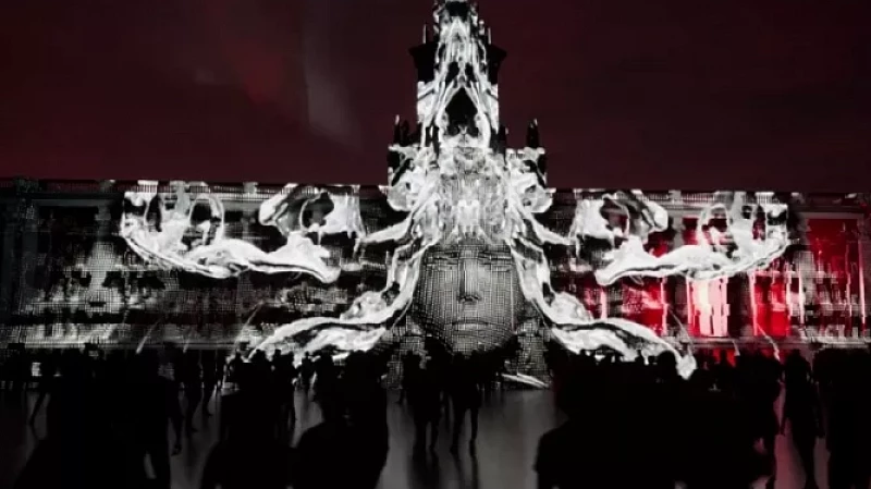 Масштабная световая инсталляция появится на фасаде мэрии Екатеринбурга к 300-летию города