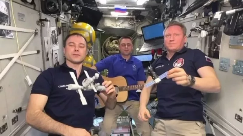 Уральские космонавты спели «Луч солнца золотого» прямо из космоса