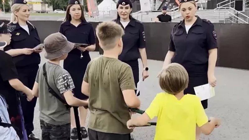 Полицейские напоминают детям правила дорожного движения