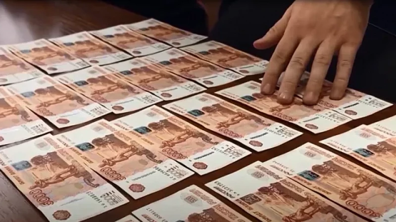 Работал на мошенников: полицейские задержали малолетнего курьера