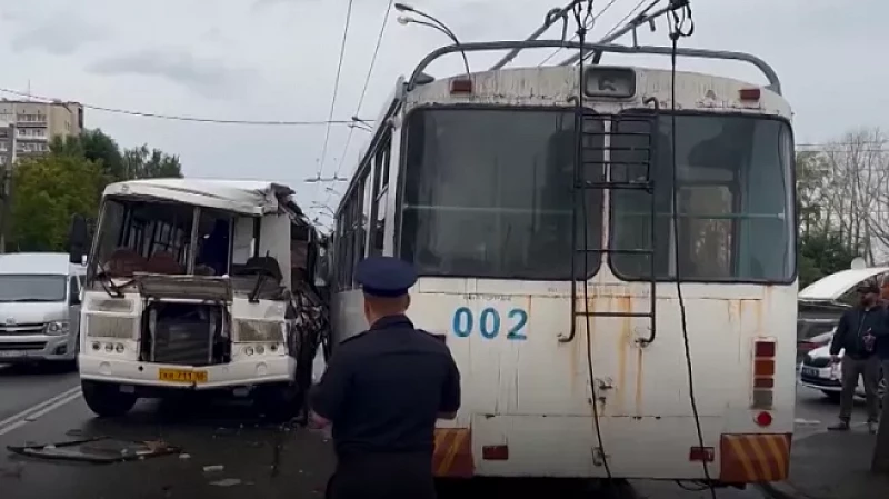 Битва титанов: автобус врезался в троллейбус