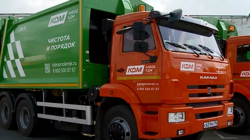 Восемь отечественных мусоровозов привезли в регион
