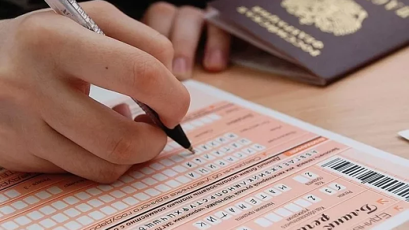 Максимальные 200 баллов за два ЕГЭ получили трое школьников Среднего Урала