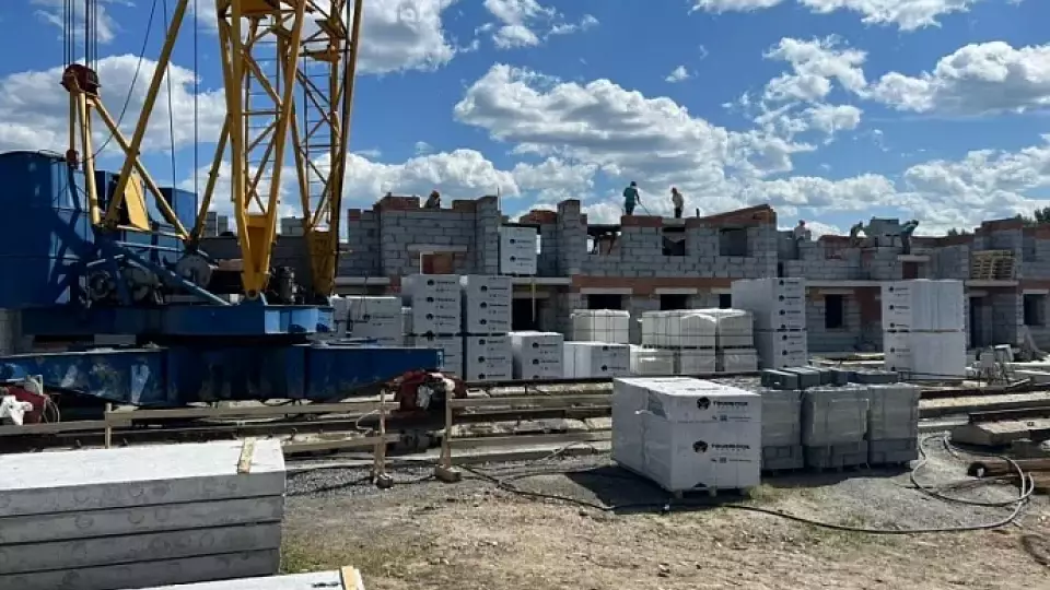 Второй этаж возводят строители в многоквартирном доме в Сосьве