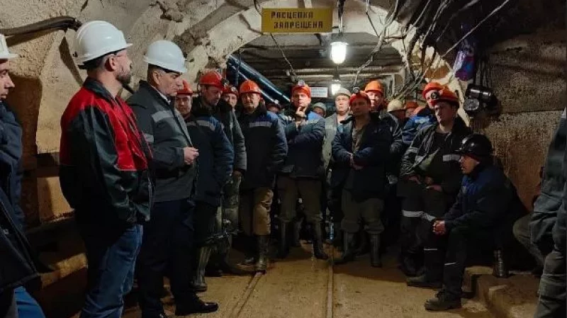 Шахтеры прошли медосмотр и приступили к работе после общения с представителями компании