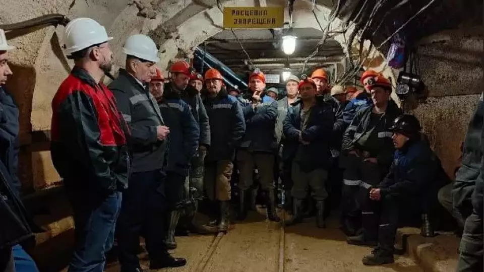 Шахтеры прошли медосмотр и приступили к работе после общения с представителями компании