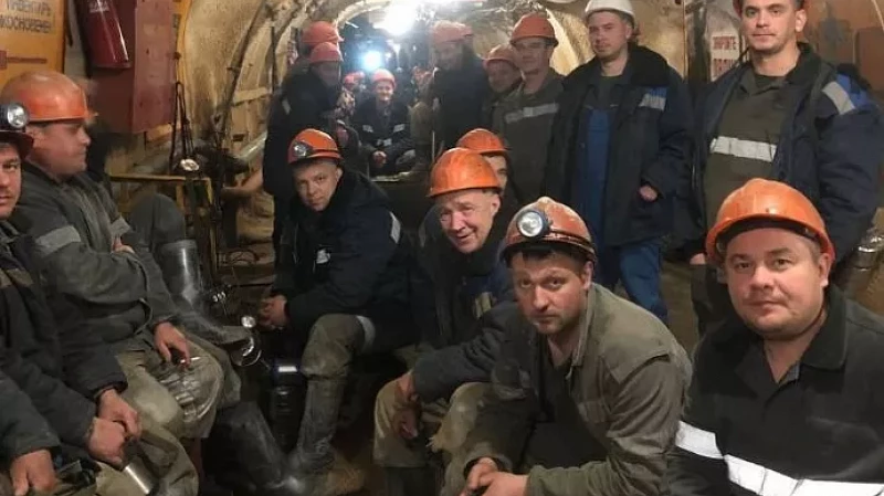 Жители поселка Малышево приносят шахтёрам передачки