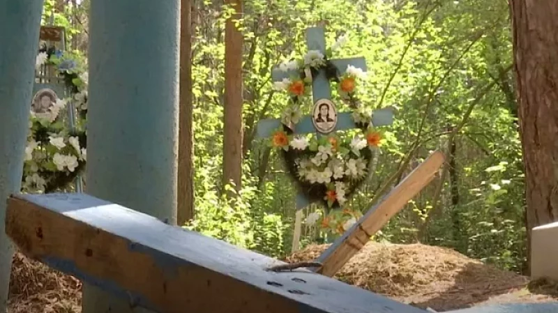 От действий вандалов пострадали более пяти участков на арамильском кладбище