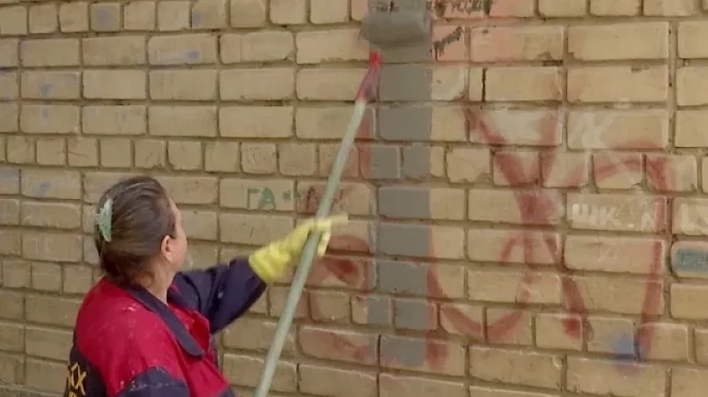 Коммунальные службы объявили бой надписям на фасадах домов в Екатеринбурге