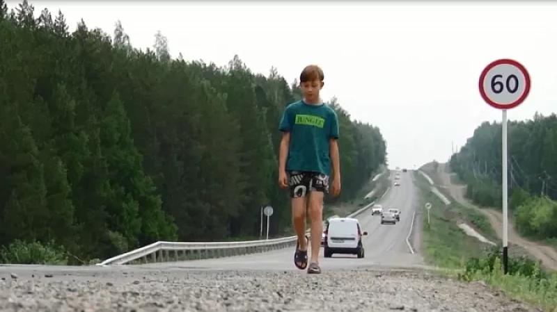 Жители коттеджного посёлка добиваются оборудования автобусной остановки