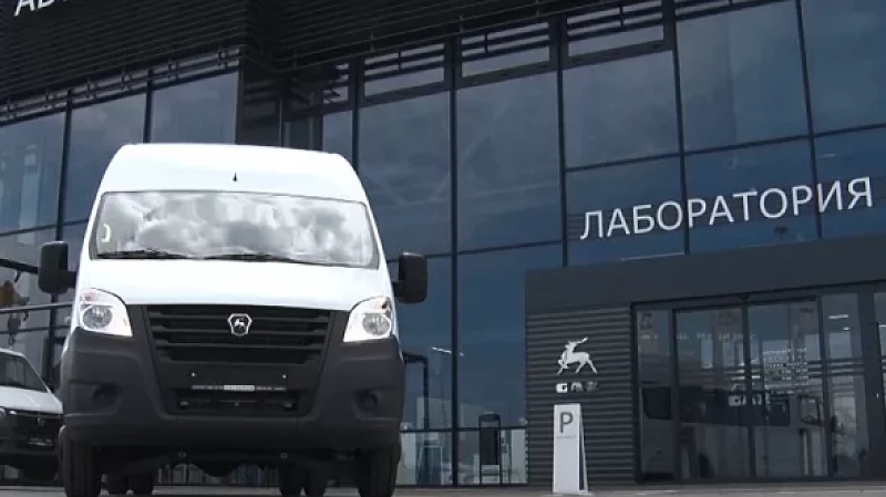 Жители Махнёво получили новую «Газель» от региональных властей