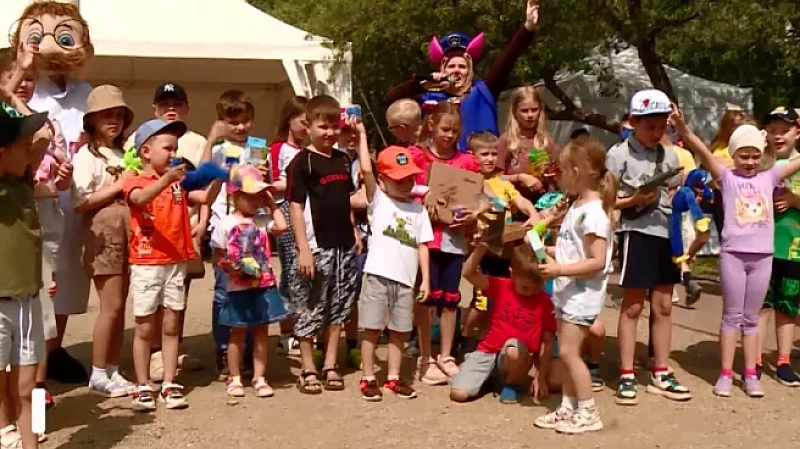 В День защиты детей в больницах Екатеринбурга поздравили самых юных пациентов