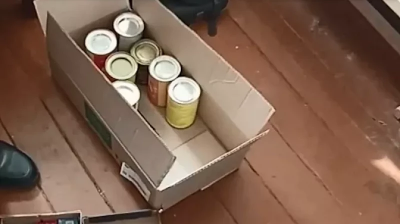 В квартире свердловчанина нашли 7 банок с взрывчатым веществом