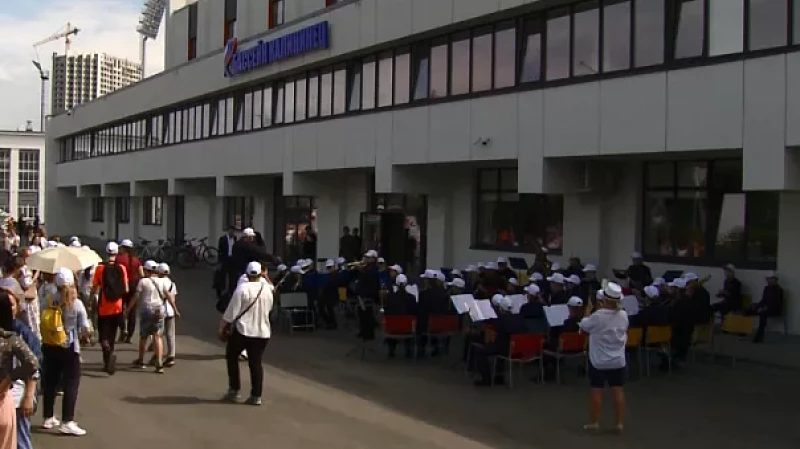 Губернатор Евгений Куйвашев открыл легкоатлетический стадион спорткомплекса «Калининец»