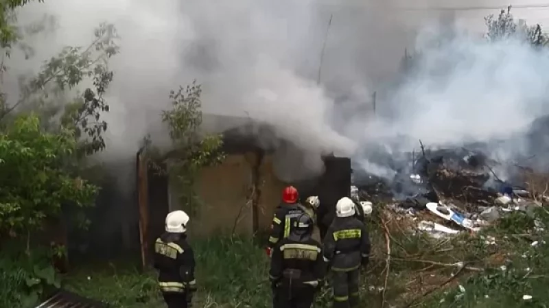 В Екатеринбурге огнеборцы ликвидировали пожар площадью 200 квадратных метров