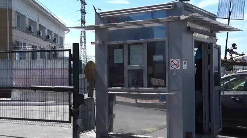 Предпринимательница борется за снос ограждения школьного яхт-клуба