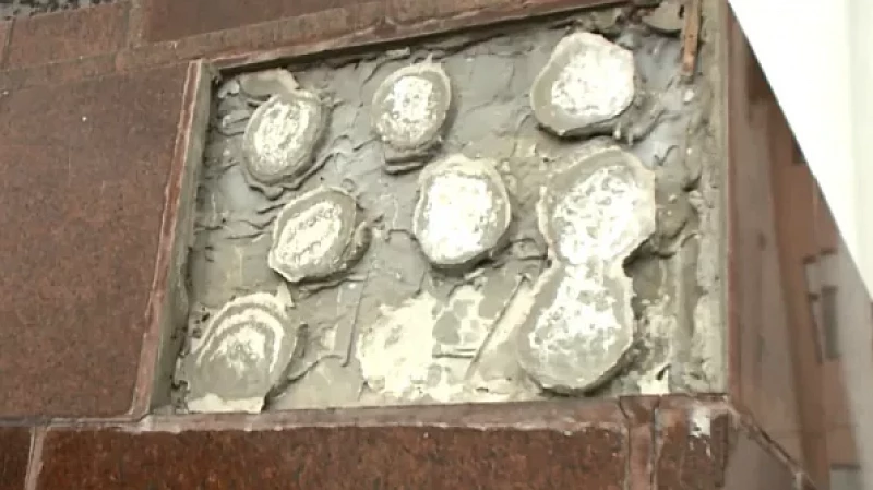 На ребёнка упала плита с фасада здания Дворца Культуры ВИЗ