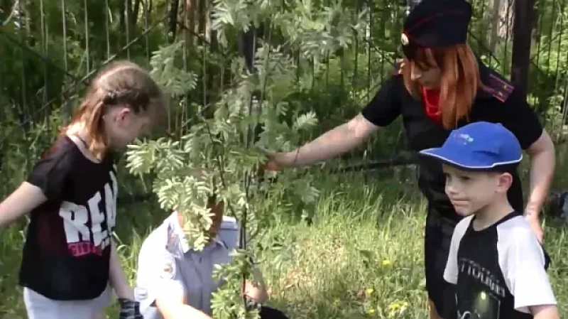 Сотрудники полиции помогли детям высадить деревья в социально-реабилитационном центре
