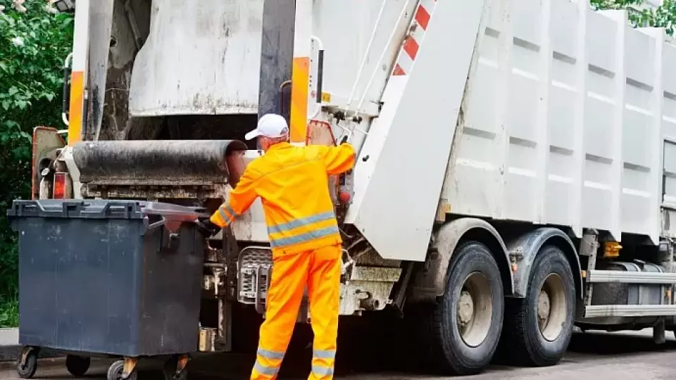 Проблемы с вывозом мусора отмечают жители Свердловской области, ХМАО и ЯНАО
