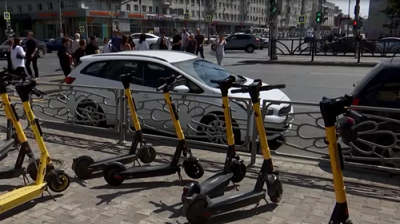 Сотрудники ГИБДД ловят самокатчиков-нарушителей