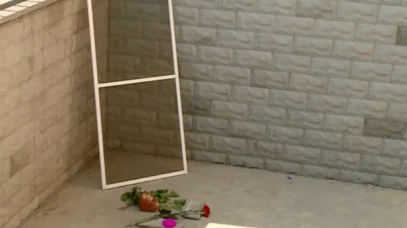 Ребёнок выпал из окна, пока взрослые в другой комнате пили чай