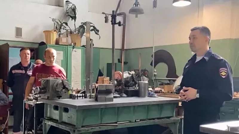 Полицейские рассказали работникам завода об уловках аферистов