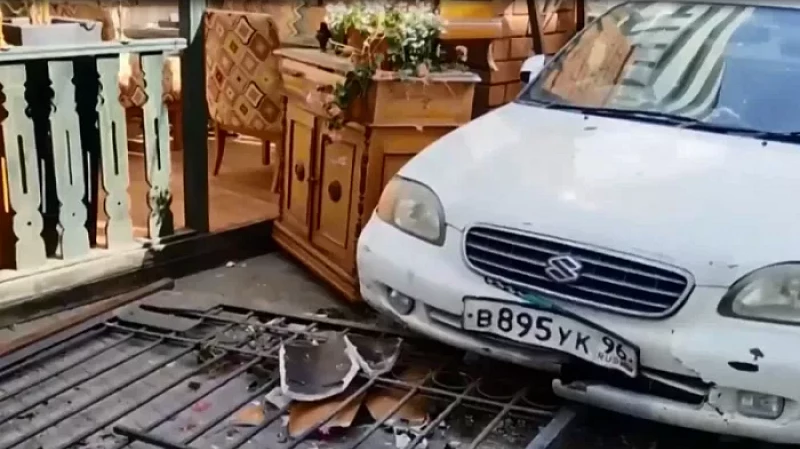 Водитель снёс уличное кафе