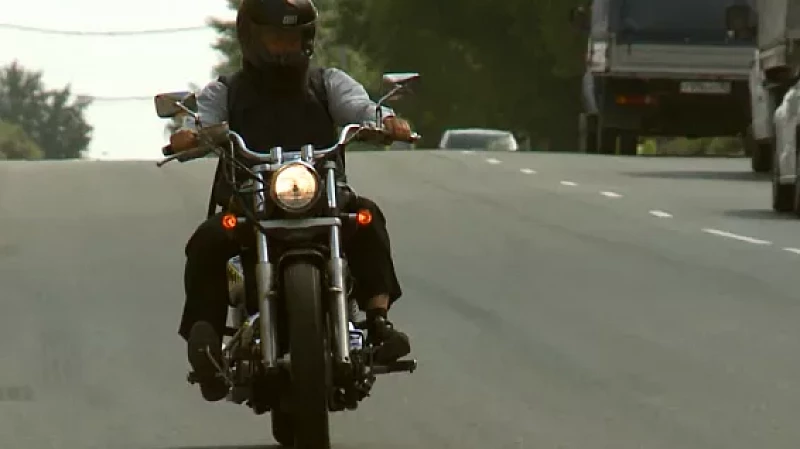 Священники осваивают байки, велосипеды и моноколесо