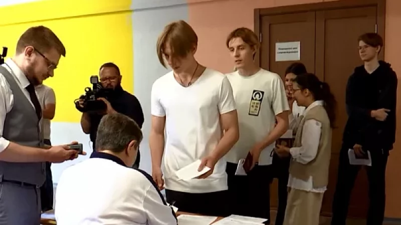 Около 4000 школьников сегодня сдают экзамены по химии, литературе и географии