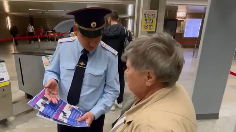 Полицейские рассказали пассажирам метро об уловках мошенников