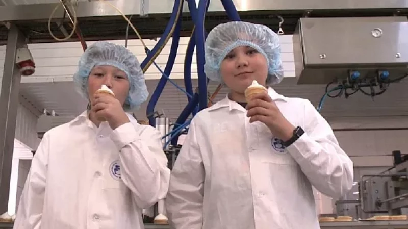 «Верный отличник» поощрил «Лучший класс» региона экскурсией на фабрику мороженого