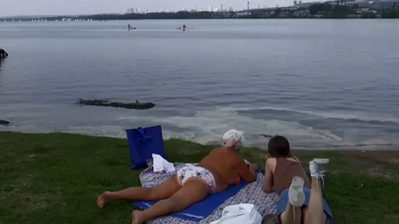 Екатеринбуржцы отдыхают у водоёмов, несмотря на запреты санврачей и МЧС