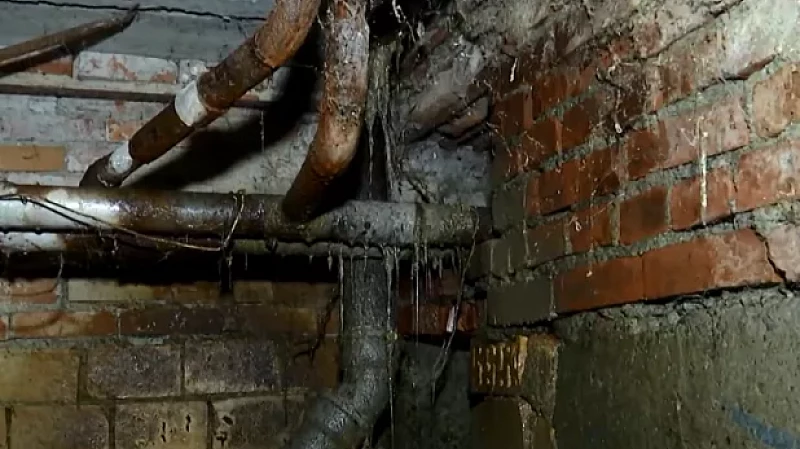 Жильцы общежития утопают в собственных отходах