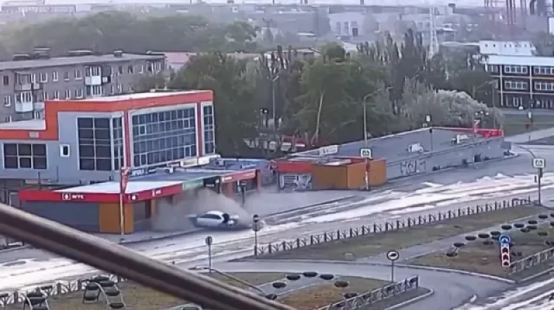 Водитель устроил гонку и снёс остановку