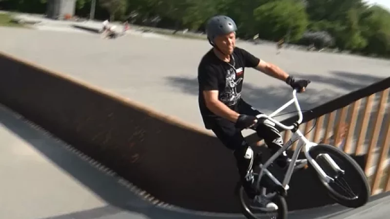 Свердловчанин в 69 лет покоряет скейт-парки на велосипеде ВМХ