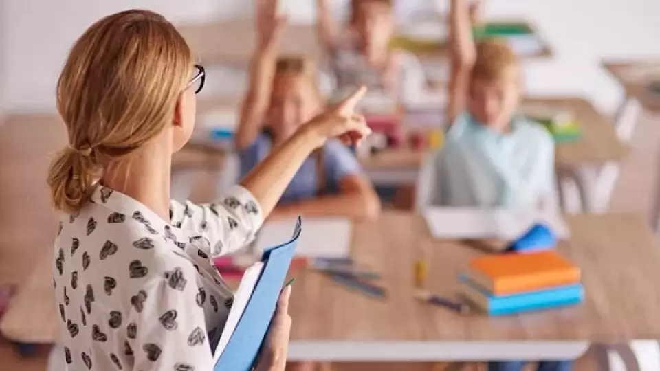 С нового учебного года учителям будут начислять зарплату по единому стандарту