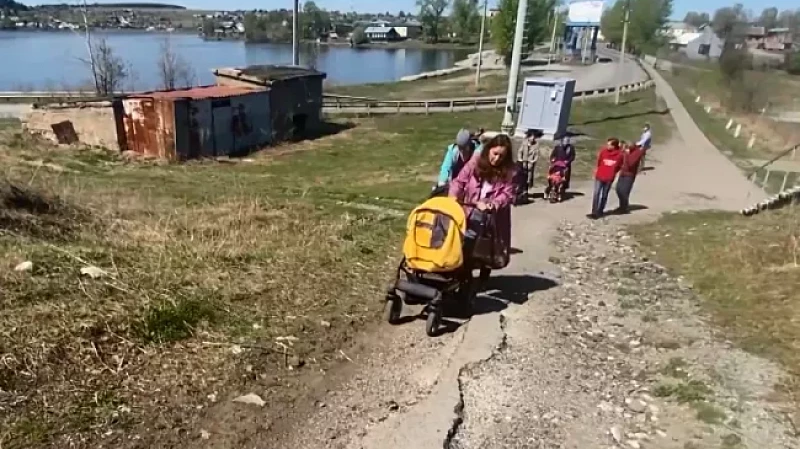 Молодые мамочки вынуждены передвигаться по тропе препятствий