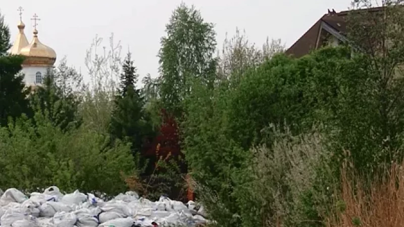 Уралец устроил свалку мусора на берегу реки