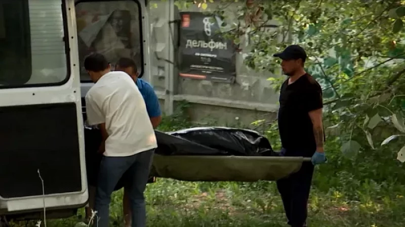 В парке напротив Свердловской филармонии обнаружили тело мужчины