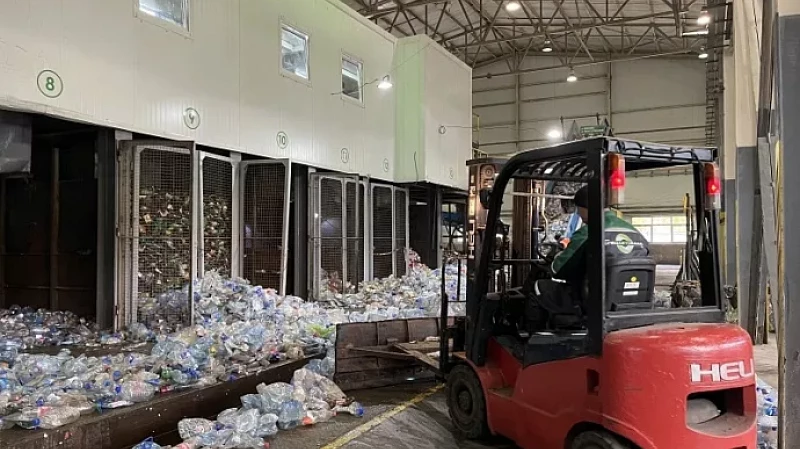 Более 10 тыс. кубометров пластика из специальных оранжевых сеток в Екатеринбурге отправили на переработку