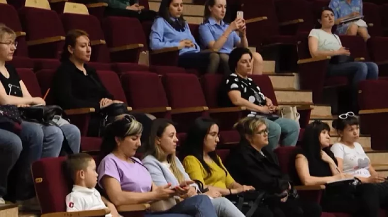 Полицейские, спасатели и прокурор приняли участие в общегородском родительском собрании