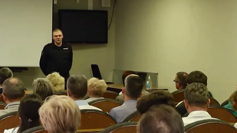 Мошенник получил доступ к смартфону потерпевшей и набрал кредитов на два миллиона рублей